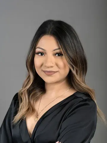 Daniela, front office